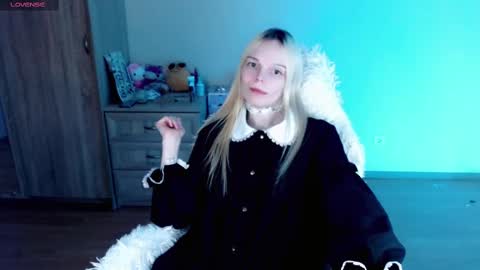 Snapshot of emily_nyaffe chatting on 02-20-25, 10:48 Lia online show from 02-20-25, 10:48