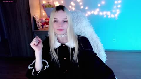 Snapshot of emily_nyaffe chatting on 02-21-25, 11:54 Lia online show from 02-21-25, 11:54