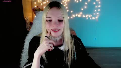 Snapshot of emily_nyaffe chatting on 02-25-25, 01:52 Lia online show from 02-25-25, 01:52