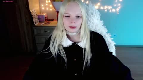 Snapshot of emily_nyaffe chatting on 02-27-25, 02:21 Lia online show from 02-27-25, 02:21