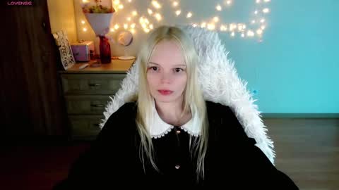 Snapshot of emily_nyaffe chatting on 02-28-25, 03:26 Lia online show from 02-28-25, 03:26