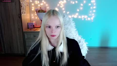 Snapshot of emily_nyaffe chatting on 03-03-25, 03:42 Lia online show from 03-03-25, 03:42