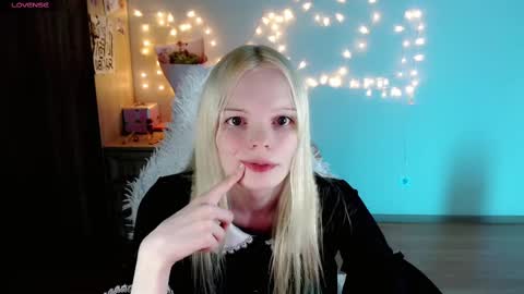 Snapshot of emily_nyaffe chatting on 03-03-25, 06:44 Lia online show from 03-03-25, 06:44