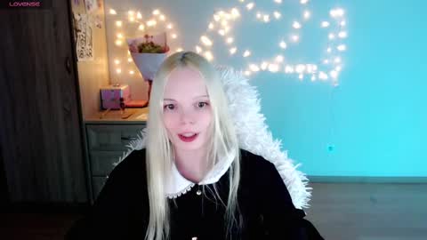 Snapshot of emily_nyaffe chatting on 03-04-25, 11:22 Lia online show from 03-04-25, 11:22