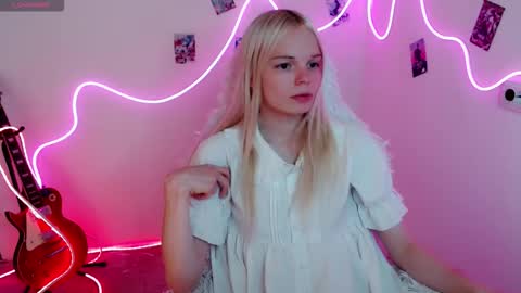 Snapshot of emily_nyaffe chatting on 09-09-25, 11:43 Lia online show from 09-09-25, 11:43