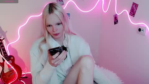 Snapshot of emily_nyaffe chatting on 09-23-25, 09:01 Lia online show from 09-23-25, 09:01