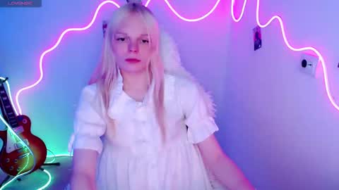 Snapshot of emily_nyaffe chatting on 10-17-25, 11:18 Lia online show from 10-17-25, 11:18