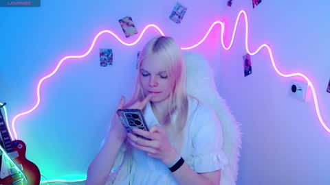 Snapshot of emily_nyaffe chatting on 10-19-25, 05:02 Lia online show from 10-19-25, 05:02