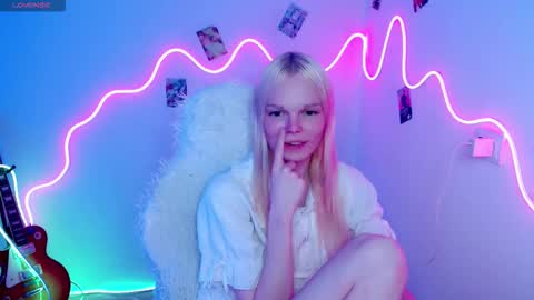 Snapshot of emily_nyaffe chatting on 10-20-25, 06:08 Lia online show from 10-20-25, 06:08