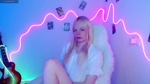 Snapshot of emily_nyaffe chatting on 10-25-25, 11:29 Lia online show from 10-25-25, 11:29