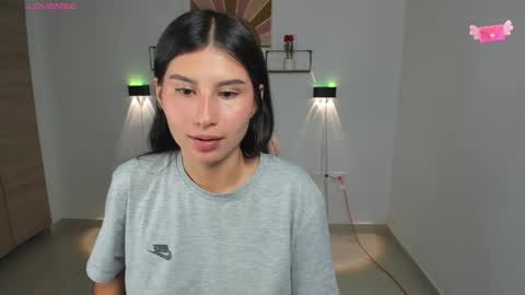 Snapshot of emily_villamil_ chatting on 10-06-25, 09:23 Emi online show from 10-06-25, 09:23