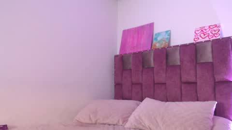 Snapshot of emily_w2 chatting on 09-19-25, 04:03 emily_w2 online show from 09-19-25, 04:03
