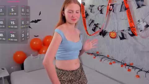 Snapshot of emilyhewell chatting on 10-31-25, 04:41 Emi online show from 10-31-25, 04:41