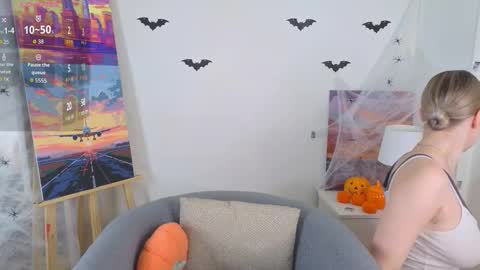 Snapshot of emilyhewell chatting on 11-02-25, 01:08 Emi online show from 11-02-25, 01:08