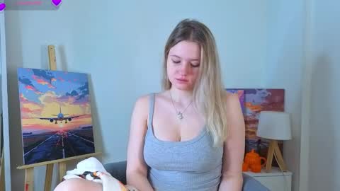 Snapshot of emilyhewell chatting on 11-16-25, 01:33 Emi online show from 11-16-25, 01:33