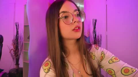 Snapshot of emilykarterr chatting on 12-11-24, 04:09 VALEEEN online show from 12-11-24, 04:09
