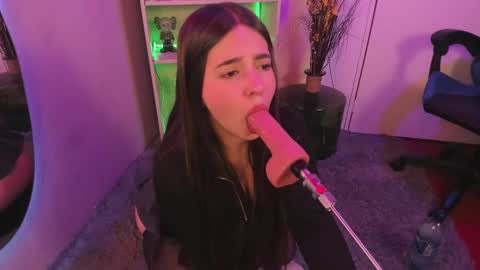 Snapshot of emilykarterr chatting on 12-13-24, 06:59 VALEEEN online show from 12-13-24, 06:59