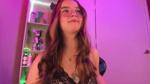 Snapshot of emilykarterr chatting on 02-12-25, 04:00 VALEEEN online show from 02-12-25, 04:00
