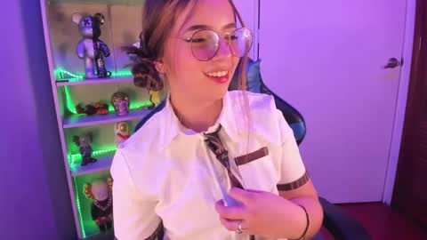Snapshot of emilykarterr chatting on 03-08-25, 08:14 VALEEEN online show from 03-08-25, 08:14