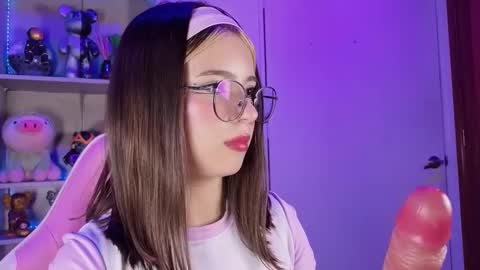 Snapshot of emilykarterr chatting on 10-11-25, 05:11 VALEEEN online show from 10-11-25, 05:11