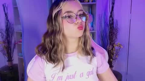 Snapshot of emilykarterr chatting on 10-23-25, 04:50 VALEEEN online show from 10-23-25, 04:50