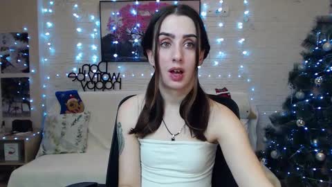 Snapshot of emilylayer chatting on 12-12-24, 09:15 Emyli online show from 12-12-24, 09:15