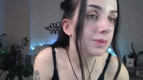 Snapshot of emilylayer chatting on 03-10-25, 01:23 Emyli online show from 03-10-25, 01:23