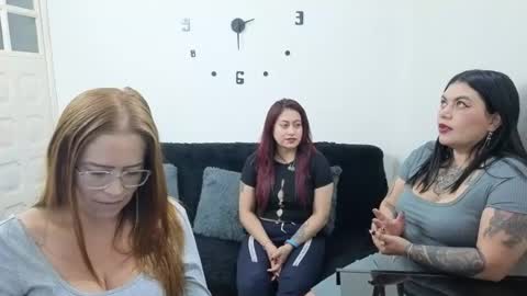 Snapshot of emilyriskhot chatting on 06-25-26, 05:06 emily friends online show from 06-25-26, 05:06