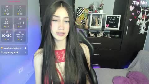 Snapshot of emilytafur chatting on 10-25-25, 10:04 Emy online show from 10-25-25, 10:04