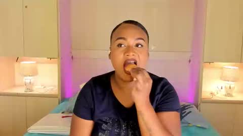 Snapshot of emilyystuart chatting on 02-05-26, 08:02 Emily online show from 02-05-26, 08:02