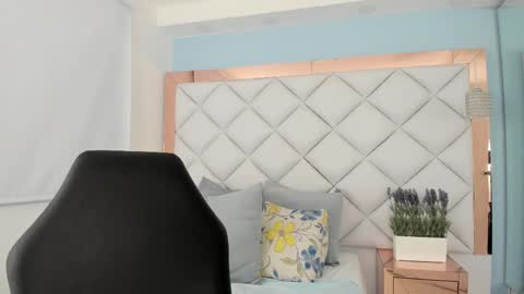 Emma Castillo online show from 10-26-25, 06:30