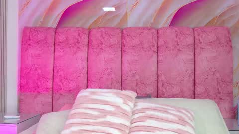 Snapshot of emma_curvy1 chatting on 02-20-26, 03:25 Emma online show from 02-20-26, 03:25