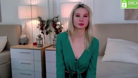 Snapshot of emma_plux chatting on 12-29-24, 07:17 Emma online show from 12-29-24, 07:17