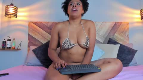 Snapshot of emmabrantt chatting on 01-23-25, 01:19 Emma Brant online show from 01-23-25, 01:19