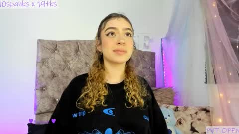 Snapshot of emmaforeveru chatting on 12-16-25, 10:04 Emms Drive me crazy with your love online show from 12-16-25, 10:04