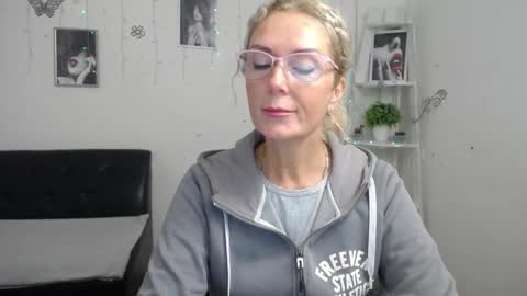 Snapshot of emmapark738567 chatting on 10-12-25, 05:17 Emma online show from 10-12-25, 05:17