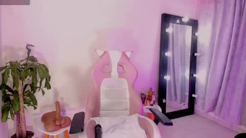 Emma Russell online show from 04-21-26, 08:44