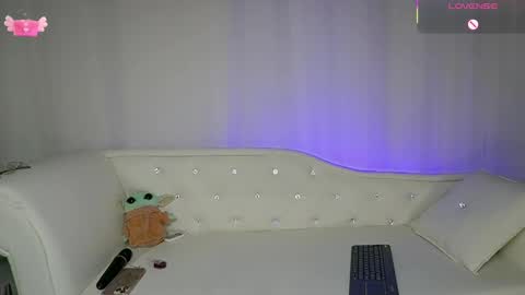 Snapshot of emmasanzoficial chatting on 09-18-25, 11:34 Sara online show from 09-18-25, 11:34