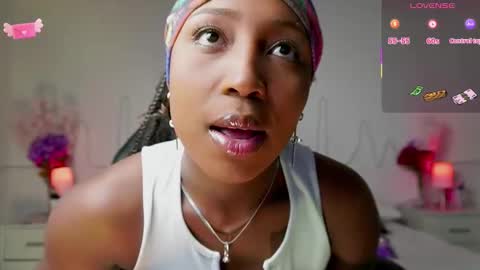 Snapshot of emmasanzoficial chatting on 09-19-25, 11:33 Sara online show from 09-19-25, 11:33