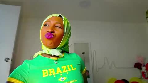 Snapshot of emmasanzoficial chatting on 09-22-25, 11:45 Sara online show from 09-22-25, 11:45