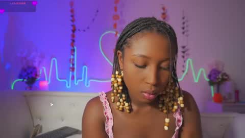 Snapshot of emmasanzoficial chatting on 10-13-25, 11:32 Sara online show from 10-13-25, 11:32