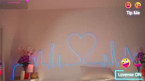 Snapshot of emmasanzoficial chatting on 11-06-25, 11:33 Sara online show from 11-06-25, 11:33