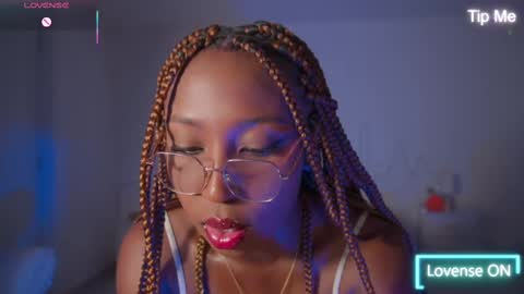 Snapshot of emmasanzoficial chatting on 11-13-25, 11:42 Sara online show from 11-13-25, 11:42