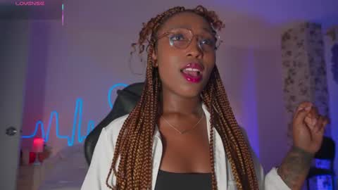 Snapshot of emmasanzoficial chatting on 11-24-25, 11:32 Sara online show from 11-24-25, 11:32