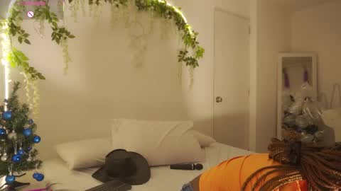 Snapshot of emmasanzoficial chatting on 11-29-25, 11:35 Sara online show from 11-29-25, 11:35