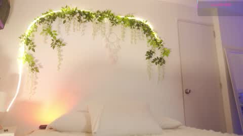 Snapshot of emmasanzoficial chatting on 12-15-25, 11:25 Sara online show from 12-15-25, 11:25