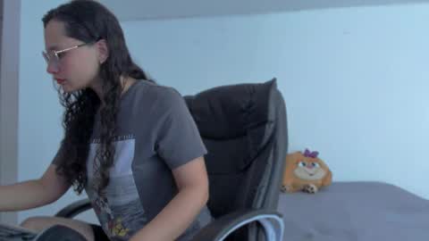 Snapshot of emmatorres9 chatting on 12-19-24, 10:00 Emma Torres online show from 12-19-24, 10:00