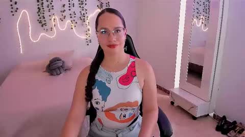Snapshot of emmatorres9 chatting on 10-06-25, 02:14 Emma Torres online show from 10-06-25, 02:14