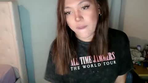 Snapshot of emmawatsoons chatting on 11-08-25, 03:50 YourDreamGirl Emma online show from 11-08-25, 03:50