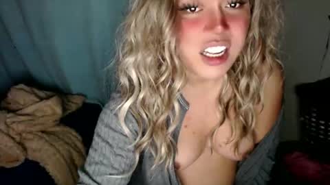 Snapshot of emmawatsoons chatting on 11-25-25, 12:21 YourDreamGirl Emma online show from 11-25-25, 12:21